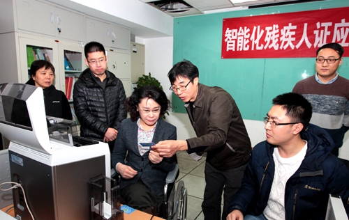 ͼΪ������ϯ�˽����ܻ��м���֤��֤����